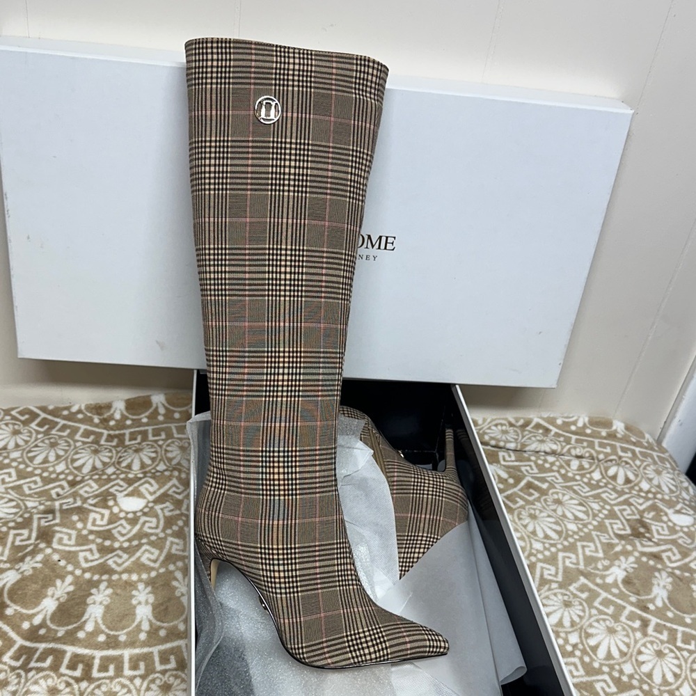 Things II Come Lacorei Plaid Knee-High Boots Featured on Runway - Picture 2 of 14